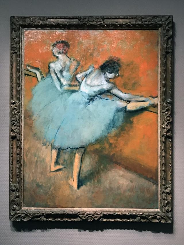 画像: 展示風景:エドガー・ドガ《稽古する踊り子》1880 年代はじめ – 1900 年頃 油彩/カンヴァス フィリップス・コレクション蔵 photo©cinefil