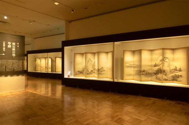 画像: 「没後400年記念 雲谷等顔展〜雪舟を継いだ男〜」展示風景 写真右 重要文化財「山水図屏風(東京国立博物館蔵)」 - photo(C)mori hidenobu -cinefil art review