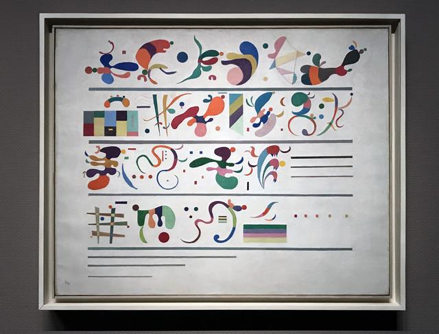 画像: 展示風景:ワシリー・カンディンスキー《連続》1935 年 油彩/カンヴァス フィリップス・コレクション蔵 photo©cinefil
