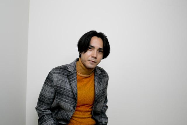 画像: ヘアメイク:KATO スタイリスト:平松正啓(Y’s C) コート ¥110,000 HUNTING WORLD(ハンティング・ワールド帝国ホテル店) タートルネックニット ¥220,000 lucien pellat-finet(ルシアン ペラフィネ 東京ミッドタウン店) パンツ ¥58,000 ami alexandre mattiussi(アミ オモテサンドウ) ブーツ ¥90,000 PIERRE HARDY(ピエール アルディ 東京)