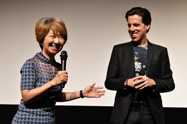 画像1: 左よりジャズシンガーの綾戸智恵さん、トム・ヴォルフ監督。