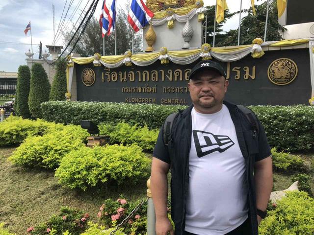 画像: 玄関前に佇む犯罪ジャーナリスト・丸山ゴンザレス氏。