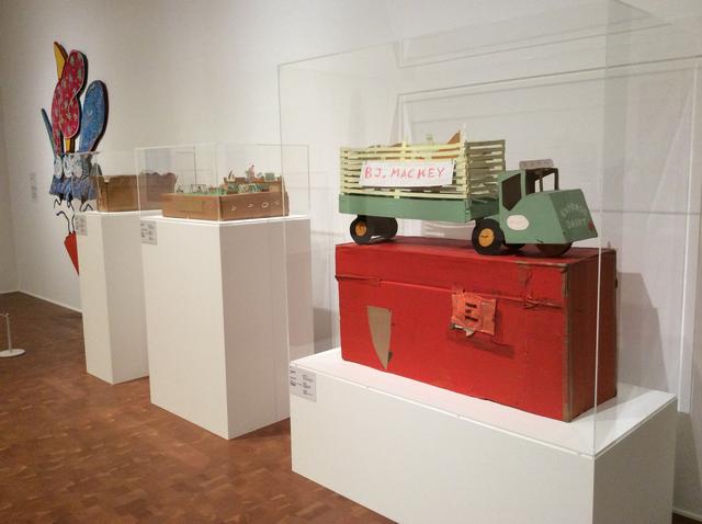 画像: 左壁)杉山知子《The Channel Plant》1982年 作家蔵 左台上)日比野克彦《BOLING SHOE》1982年 岐阜県立美術館蔵 真ん中台上)日比野克彦《SOCCER STADIUM》1982年 岐阜県立美術館蔵 右台上)日比野克彦《BJ.MACKEY》1982年 岐阜県立美術館蔵 photo©︎cinefil