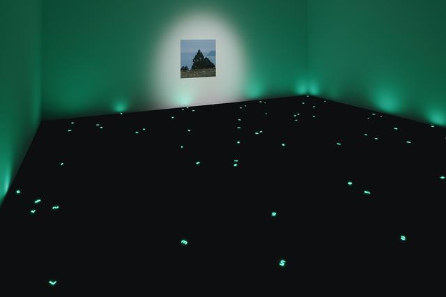 画像: 宮島達男 《時の海-東北(2018 東京)》 2018年 LED、電線、集積回路、写真 サイズ可変 作家蔵 展示風景:「カタストロフと美術のちから展」森美術館(東京)2018年 撮影:木奥惠三 画像提供:森美術館
