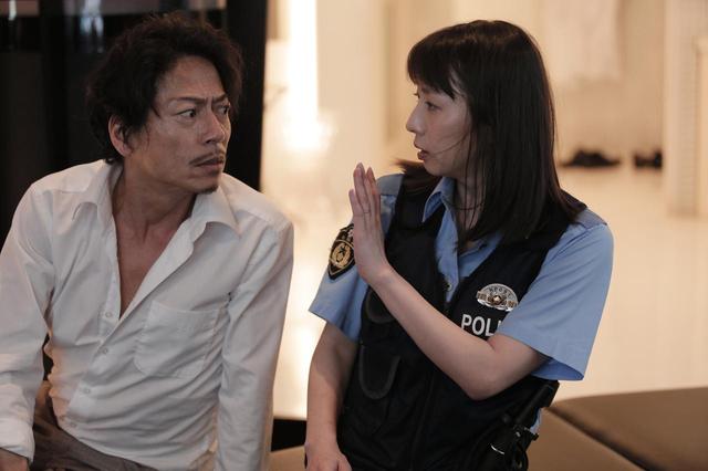 画像: ▲警察官の間宮と妻で婦警の詩織の2ショット。 実はデリヘル嬢とお楽しみの最中に踏み込まれ間宮は言い訳中 ©2018 SOULAGE