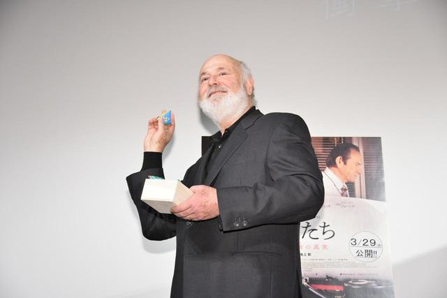 画像: 豆まきをするロブ・ライナー監督
