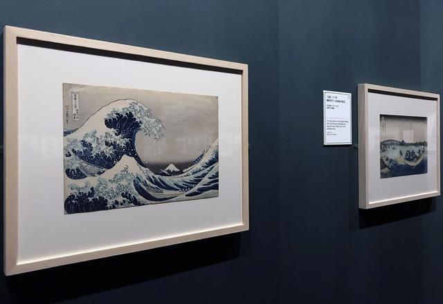 画像: 左:「冨嶽三十六景 神奈川沖浪裏」 天保初期(1830 ~34)頃 日本浮世絵博物館 (2月18日まで。2月21日〜3月24日は島根県立美術館(新庄コレクション)の展示) 右:「冨嶽三十六景 御厩川岸より両国橋夕陽見」 天保初期(1830 ~34)頃 島根県立美術館 (2月18日までの展示) photo©cinefil