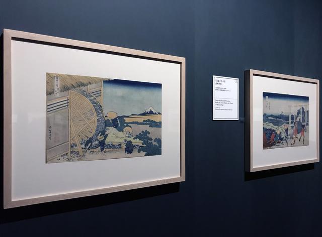 画像: 左:「冨嶽三十六景 隠田の水車」天保初期(1830 ~34)頃 島根県立美術館(新庄コレクション) (2月18日までの展示) 右:「冨嶽三十六景 武州千住」 天保初期(1830 ~34)頃 島根県立美術館(新庄コレクション) (2月18日までの展示) photo©cinefil