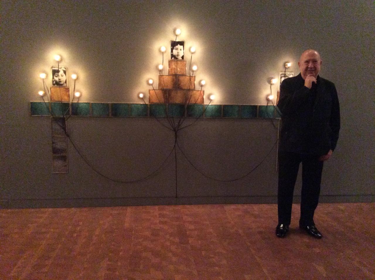 画像: 《モニュメント》の前に立つクリスチャン・ボルタンスキー氏 at 国立国際美術館 photo©︎cinefil