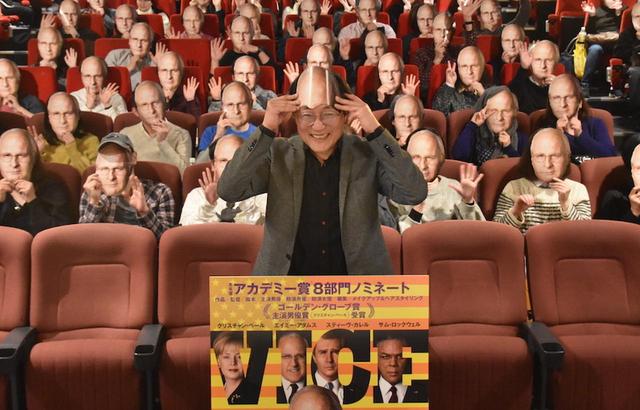 画像: 観客全員チェイニーお面のシュールな写真