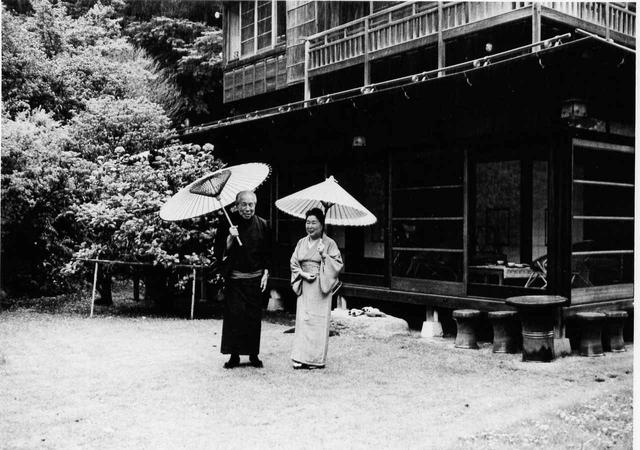 画像: 川喜多邸母屋前にて