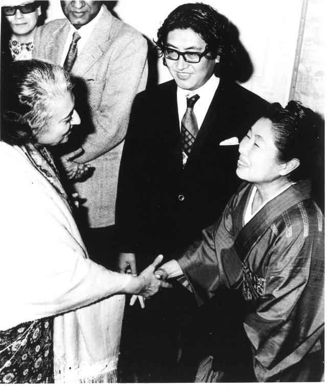 画像: 1975年 インド国際映画祭にて大島渚監督、インディラ・ガンジー氏と