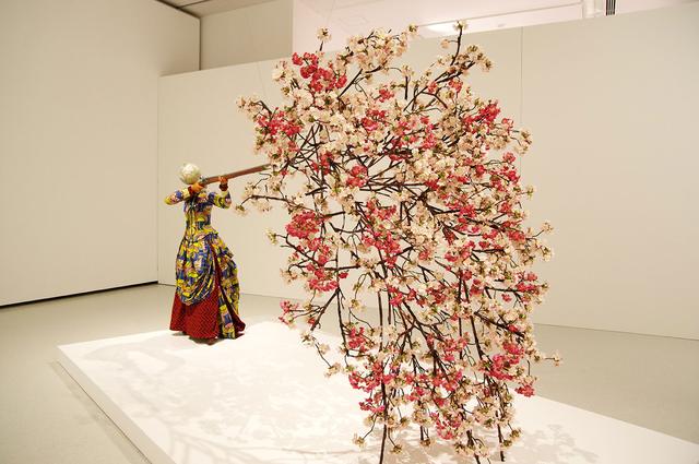 画像: 「Woman Shooting Cherry Blossoms(桜を放つ女性)」2019年- photo(C)mori hidenobu -cinefil art review