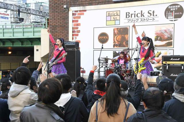 画像: DROP DOLL(チヒロ、ユイナ、ユキノ)ライブ ©2019「JK☆ROCK」ビジネスパートナーズ