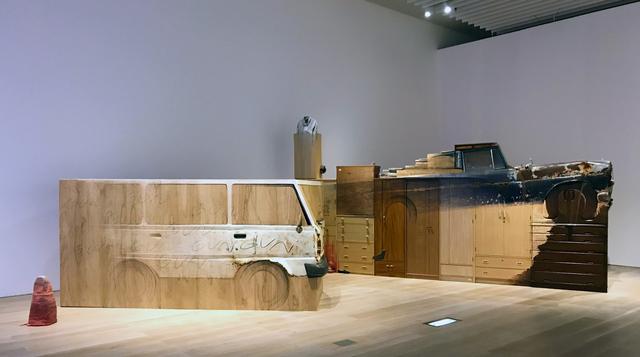 画像: 展示風景:青野文昭(左)《なおす・復元―沖縄の村はずれで廃棄された車の復元―『GUN』2018》2018年 (右)《なおす・代用・合体・連置―ベンツの復元から―東京/宮城(奥松島・里浜貝塚の傍らに埋まる車より)2018》2018年 photo©msaito
