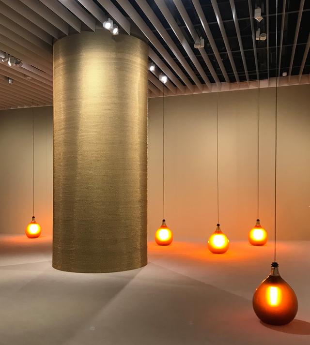 画像: 展示風景:磯谷博史《花と蜂、透過する履歴》2018年、《母親の子、祖母の孫》2019年 作家蔵 photo©msaito