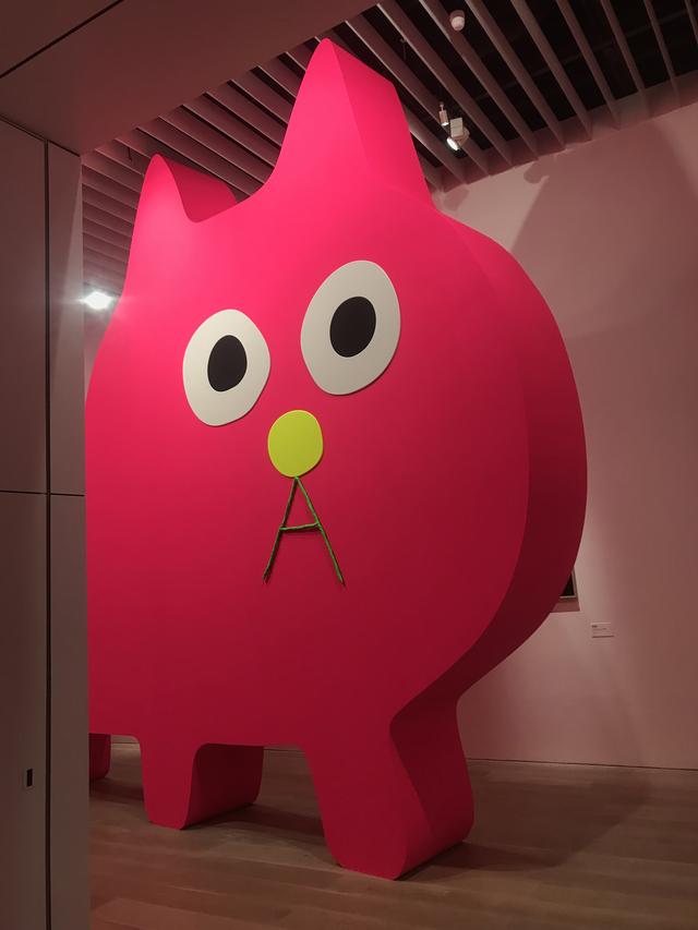 画像: 展示風景:飯川雄大《デコレータークラブ―ピンクの猫の小林さん―》2019年 作家蔵 photo©msaito