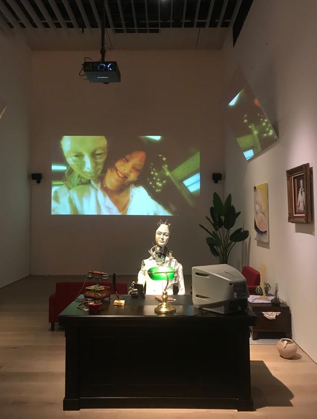 画像: 展示風景:林 千歩《人工的な恋人と本当の愛-Artificial Lover & True Love-》 2019年 作家蔵 photo©msaito