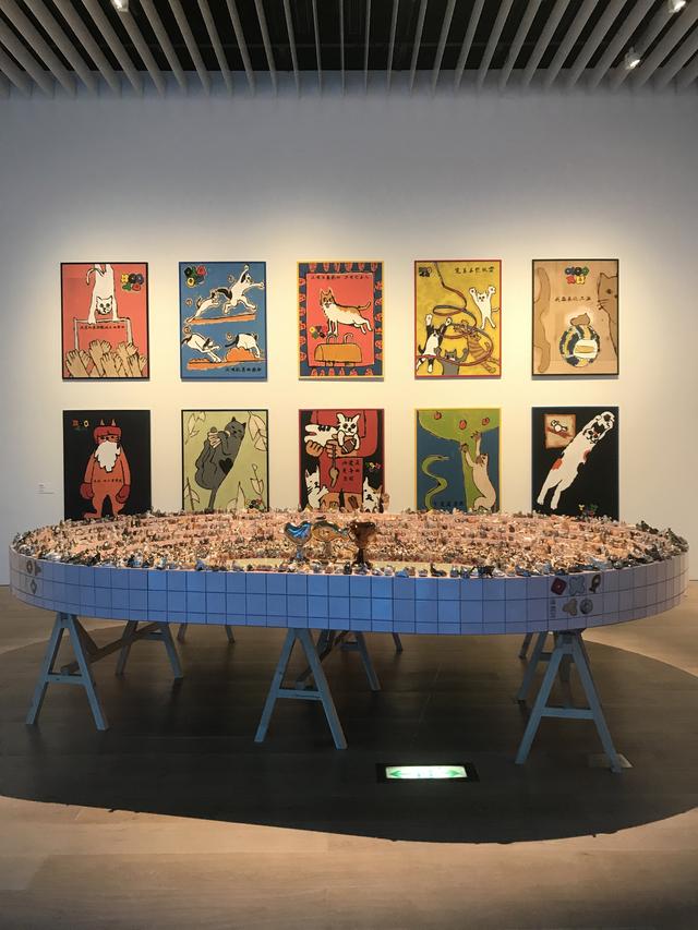 画像: 展示風景:手前:竹川宣彰《猫オリンピック:開会式》 2017年 作家蔵 photo©msaito