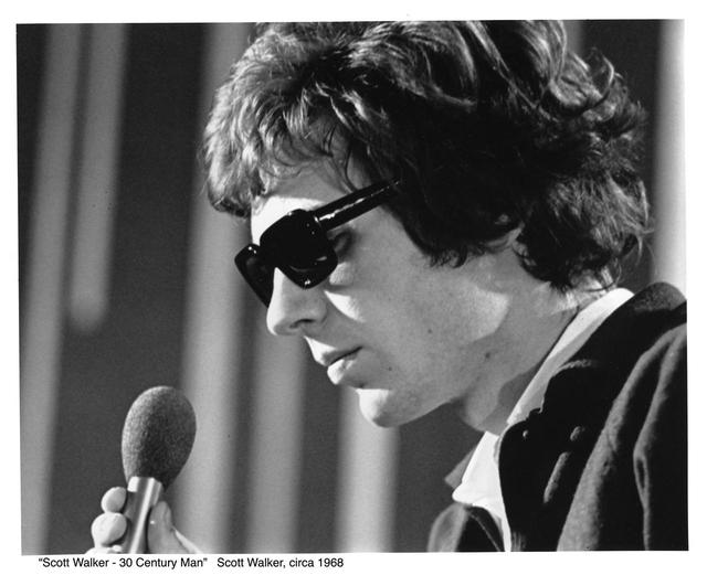 画像: ■スコット・ウォーカー略歴 1964年、ウォーカー・ブラザーズ結成。1965年デビュー。3rdシングル「涙でさようなら」が全英チャート1位のヒットを記録。以降、「太陽はもう輝かない」、「孤独の太陽」、「ダンス天国」等、複数のヒットを放ち、イギリスのみならずヨーロッパ、オセアニア、日本で人気を得る。 ウォーカー・ブラザーズ解散後、ソロアルバム「Scott」、「Scott 2」「Scott 3」等を発表。カルト的な人気を得る。1999年、レオス・カラックス監督の映画『ポーラ X』の音楽を担当。与えた影響は、デイヴィッド・ボウイ、ブライアン・イーノから、トム・ヨーク、パルプのジャーヴィス・コッカー、U2ら次世代のアーティストにまで及んでいる。