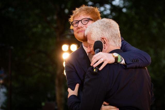 画像: エド・シーランと抱き合うリチャード・カーティス ©Universal Pictures
