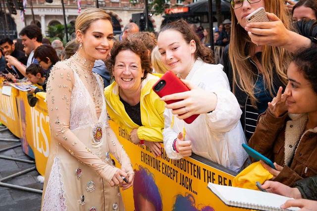 画像: リリー・ジェームズがファンにサービス ©Universal Pictures
