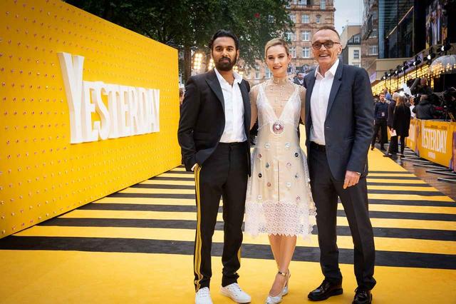 画像: 左よりヒメーシュ・パテル、リリー・ジェームズ、ダニー・ボイル監督 ©Universal Pictures