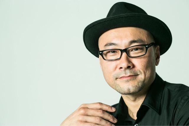 画像: 内田英治 ブラジル・リオデジャネイロで生まれ。「週刊プレイボーイ」(集英社)記者として、椎名林檎、ミッシェル・ガン・エレファント、ザ・イエロー・モンキーなど時代を彩ったミュージシャンらをインタビュー。2000年スペシャルドラマ「教習所物語」(TBS)で脚本家デビュー。04年に「ガチャポン」で映画初監督。05年には「劇団演技者。」(フジテレビ)でテレビドラマに初挑戦。16年「下衆の愛」はテアトル新宿にてスマッシュヒットを記録。世界30以上の映画祭で上映。Taste of cinema2016年日本映画部門5位。TSUTAYA「2016年本当におもしろかった映画BEST100」邦洋画総合29位。日本映画年鑑シナリオ集にも収録された。2019年秋には2年ぶりの新作オリジナル映画を撮影する。