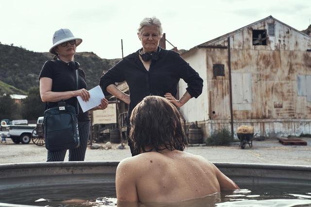 画像: 監督のメアリー・ハロン、脚本のグィネヴィア・ターナー メイキング写真