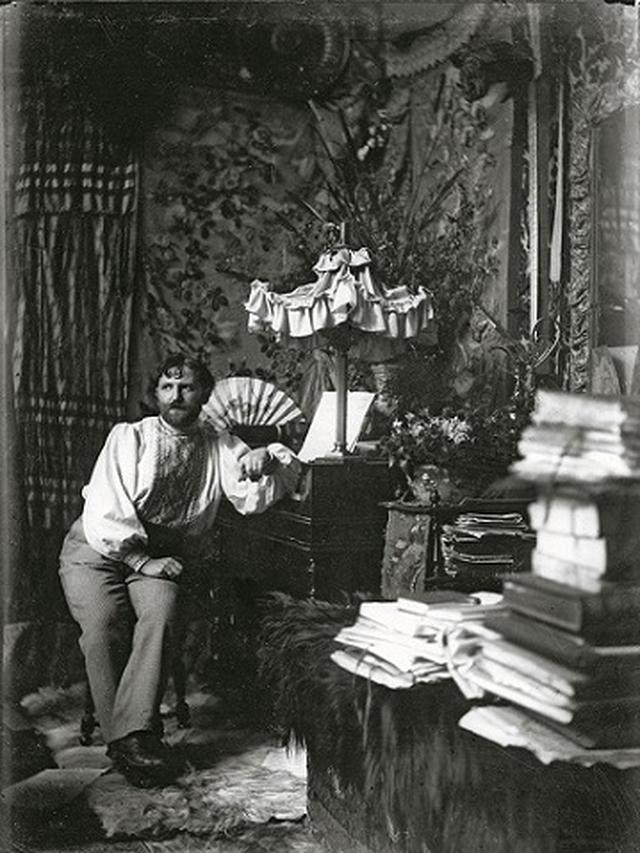 画像: パリ、 グランド・ショミエール通りのアトリエにて (セルフポートレート)1892年 ©Mucha Trust 2019