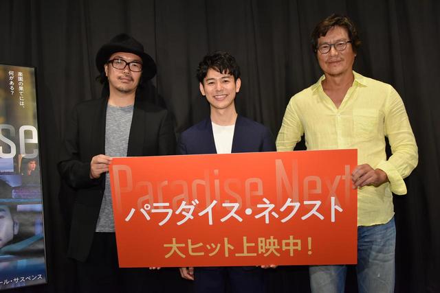画像: 左より半野喜弘監督、妻夫木聡、豊川悦司