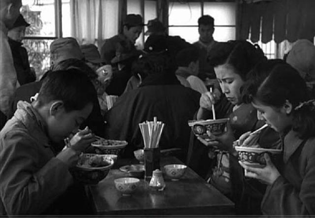 画像: 春子と幼少期の歌子と清一。 movie.hix05.com