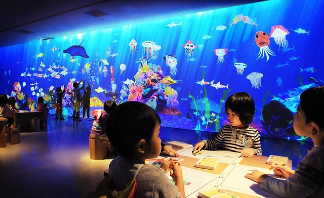 画像: お絵かき水族館 / Sketch Aquarium teamLab, 2013-, Interactive Digital Installation, Sound: Hideaki Takahashi, teamLab
