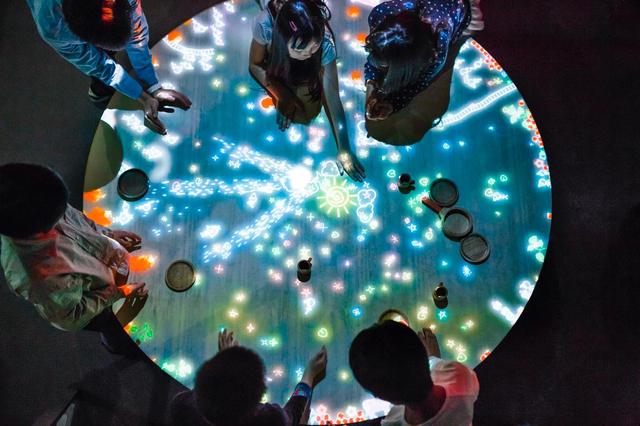 画像: 小人が住まうテーブル / A Table where Little People Live teamLab, 2013-, Interactive Digital Installation