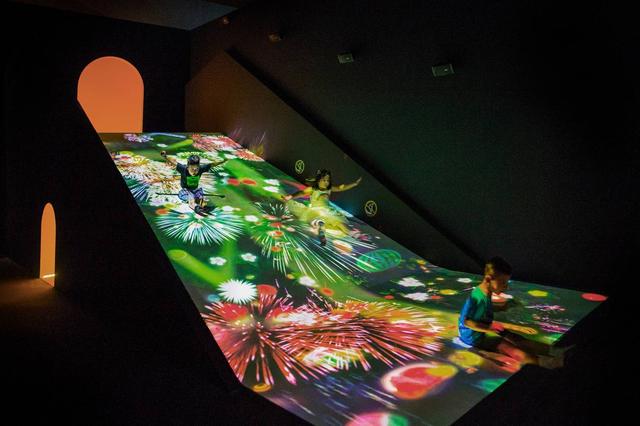 画像: すべって育てる! フルーツ畑 / Sliding through the Fruit Field teamLab, 2016-, Interactive Digital Installation, Sound:teamLab