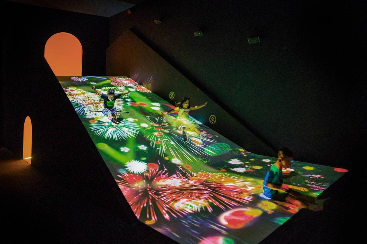 画像: すべって育てる! フルーツ畑 / Sliding through the Fruit Field teamLab, 2016-, Interactive Digital Installation, Sound:teamLab