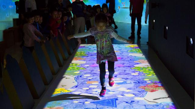 画像: 天才ケンケンパ / Hopscotch for Geniuses teamLab, 2013-, Interactive Digital Installation, Sound: Hideaki Takahashi, teamLab