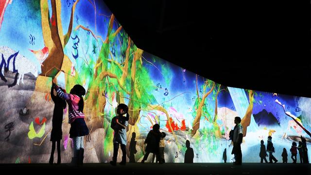 画像: まだ かみさまが いたるところにいたころの ものがたり /Story of the Time when Gods were Everywhere Sisyu + teamLab, 2013, Interactive Digital Installation, Calligraphy: Sisyu, Sound: Hideaki Takahashi