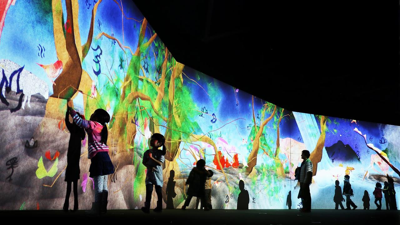 画像: まだ かみさまが いたるところにいたころの ものがたり /Story of the Time when Gods were Everywhere Sisyu + teamLab, 2013, Interactive Digital Installation, Calligraphy: Sisyu, Sound: Hideaki Takahashi