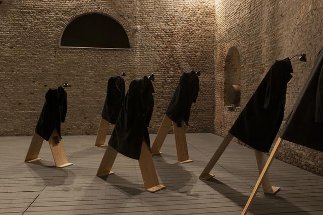 画像: 《発言する》 2005 / 板、コート、ランプ、サウンドボックス / 作家蔵 © Christian Boltanski / ADAGP, Paris, 2019, © MACs_Grand Hornu, Belgique, Photo by Philippe De Gobert