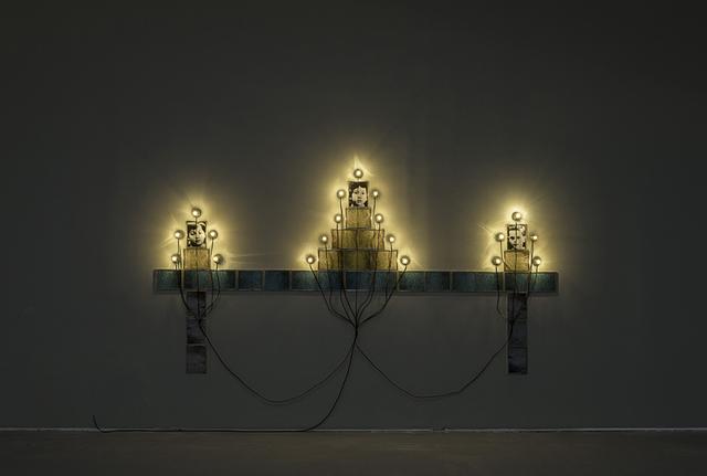 画像: 《モニュメント》 1986 / 写真、フレーム、ソケット、電球、電気コード / 作家蔵 © Christian Boltanski / ADAGP, Paris, 2019, Photo © The Israel Museum, Jerusalem by Elie Posner