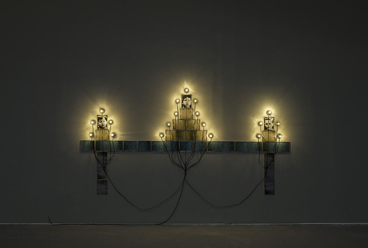 画像: 《モニュメント》 1986 / 写真、フレーム、ソケット、電球、電気コード / 作家蔵 © Christian Boltanski / ADAGP, Paris, 2019, Photo © The Israel Museum, Jerusalem by Elie Posner