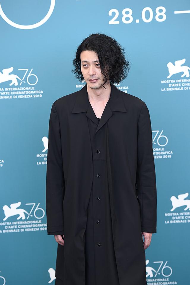 画像1: ヴェネチアで鳴り止まぬ大喝采!コン・リー、オダギリジョーら国際色豊かなキャストでおくるロウ・イエ監督最新作『サタデー・フィクション』