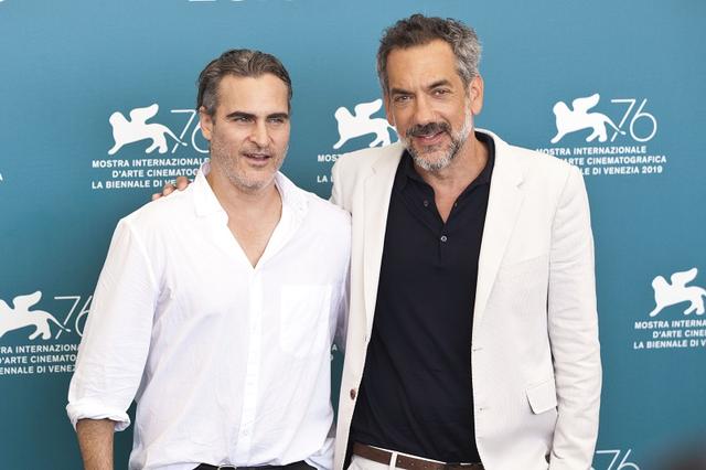 画像: 左よりホアキン・フェニックスとトッド・フィリップス監督