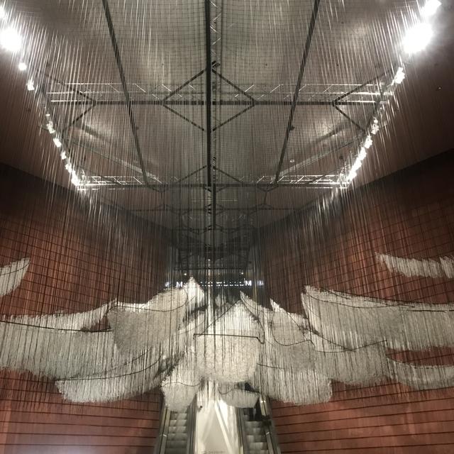 画像: 美術館入口前の展示風景:塩田千春 《どこへ向かって》 2017/2019年 photo©moichi