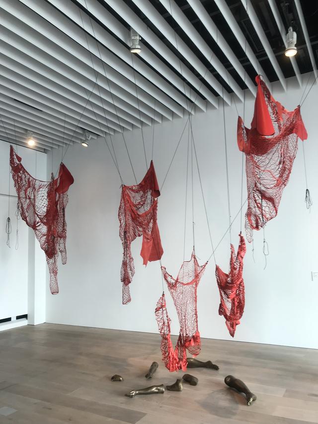 画像: 展示風景:塩田千春 《外在化された身体》 2019年 photo©moichi