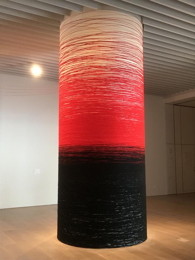 画像: 展示風景:塩田千春 《赤と黒》 2019年 photo©moichi