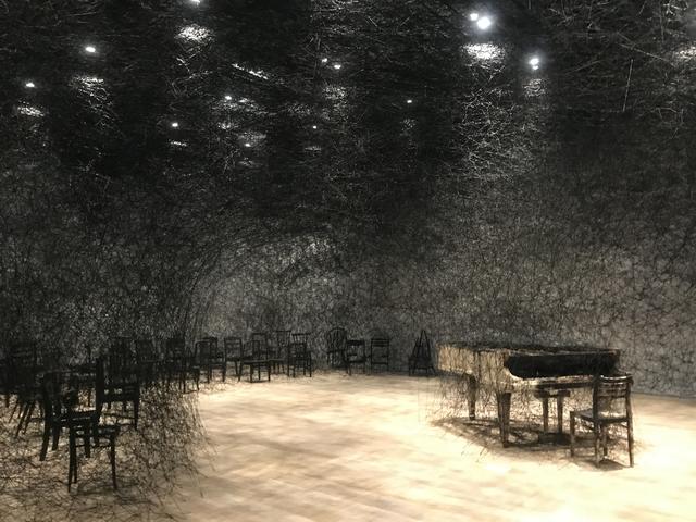 画像: 展示風景:塩田千春 《静けさの中で》 2002/2019年 制作協力:Alcantara S.p.A. photo©moichi