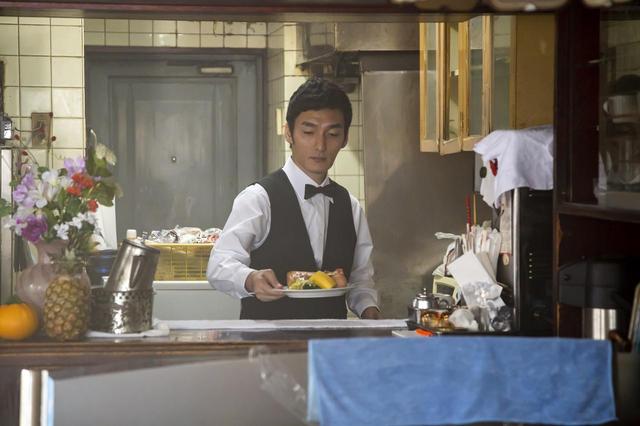 画像: カフェ店員の役。台詞は「お待たせしました。Bモーニングです」 ©2019「台風家族」フィルムパートナーズ