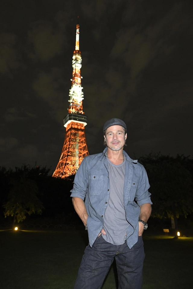 画像1: ブラッド・ピットが芝公園に降臨!東京タワーをバックにキュートな笑顔の秘蔵写真が公開!『アド・アストラ』記者会見後のつかの間の東京を満喫!